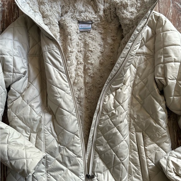 Columbia Plush Fleece Jacket in Cream - Picture 3 of 8